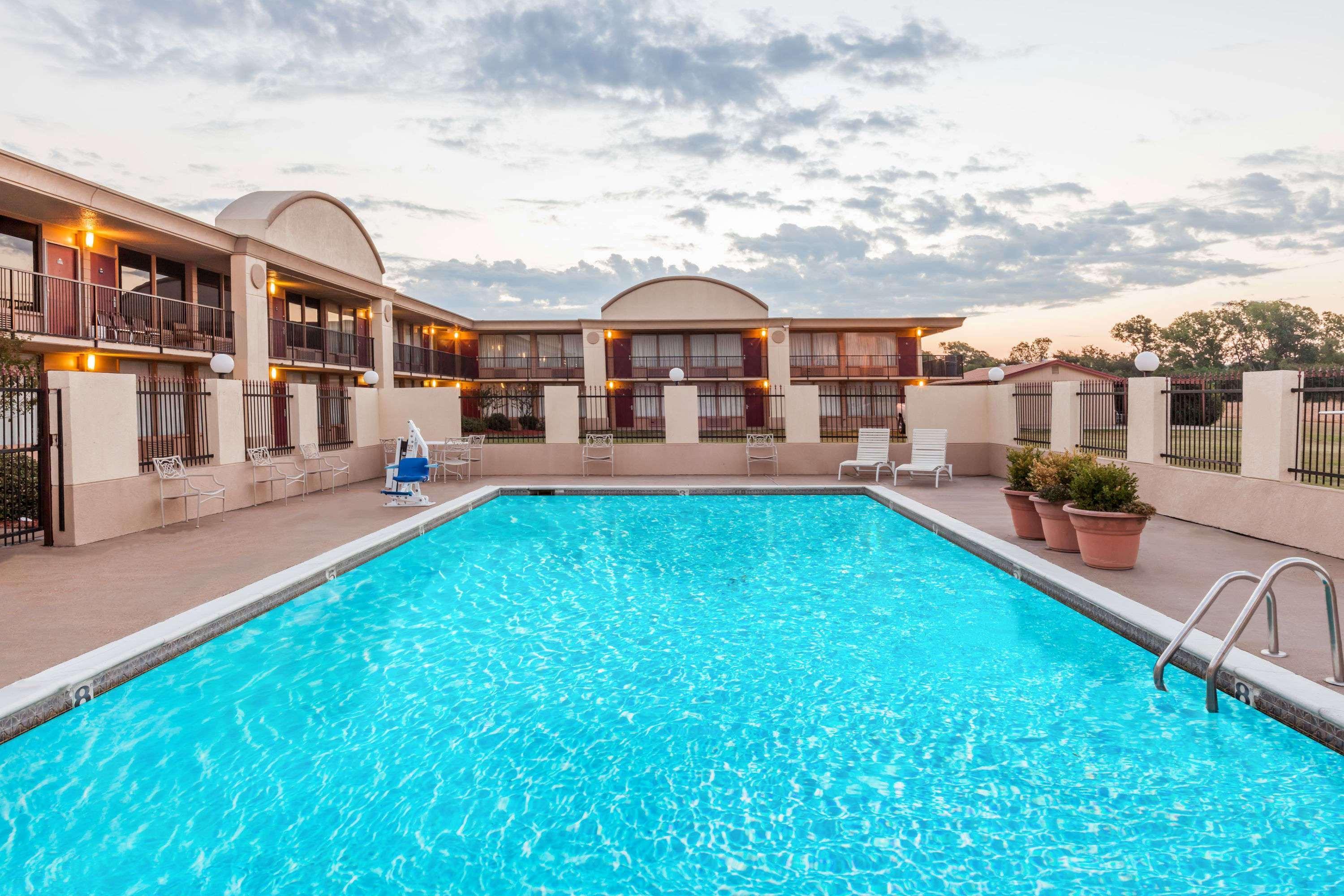 Days By Wyndham Tx Hotel Hillsboro