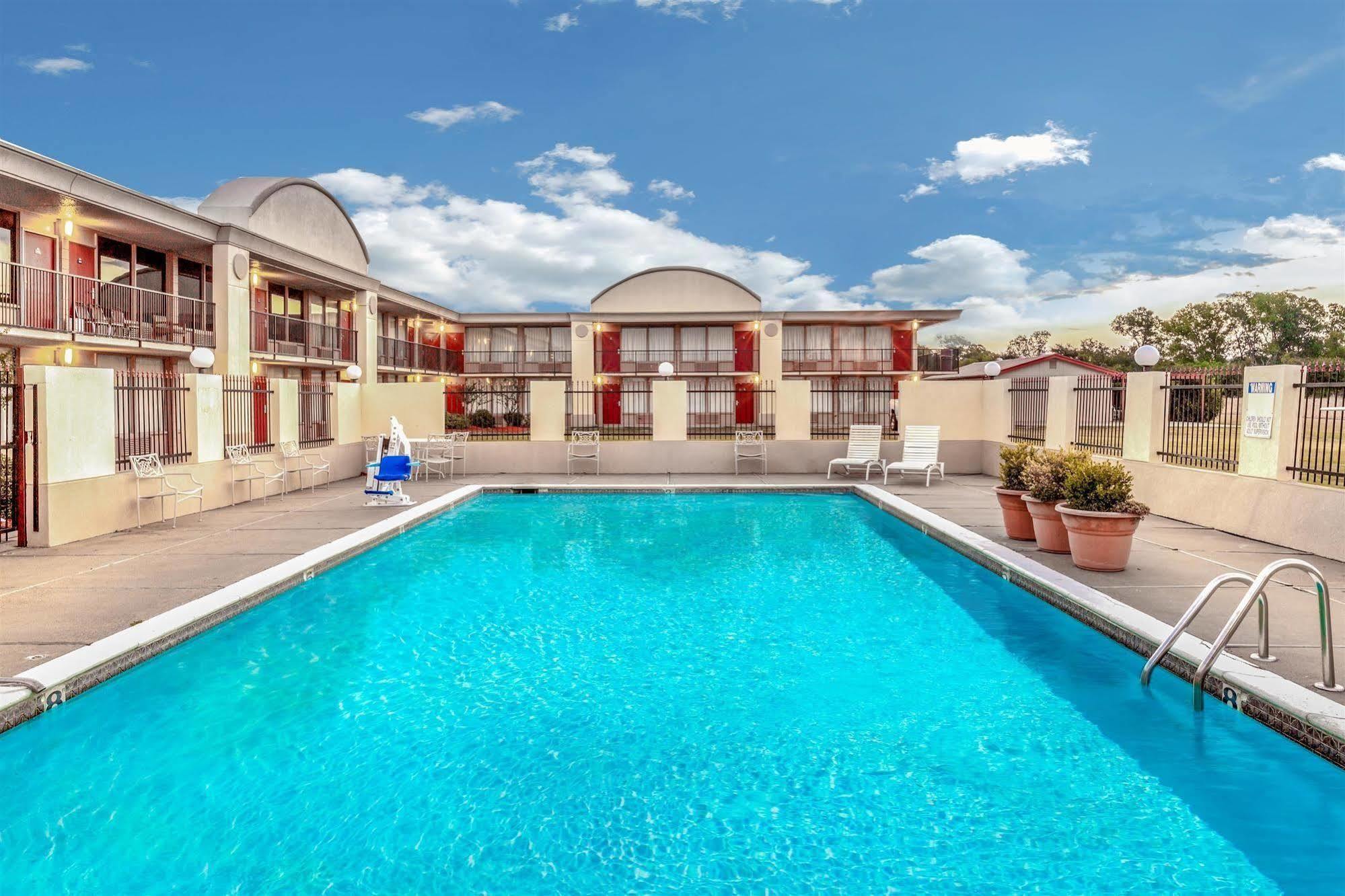 Days By Wyndham Tx Hotel